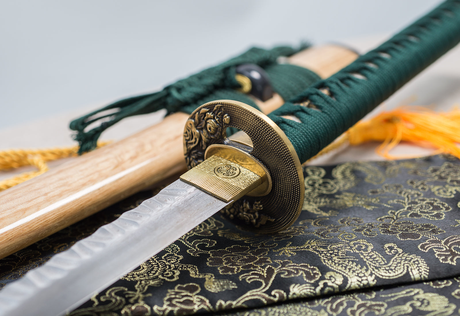 TsiaoChih Hand-Forged Damascus Steel Katana | Hammer Tone, Brass Tsuba, Full Tang (EU Stock) - Hamon (Temper Line)