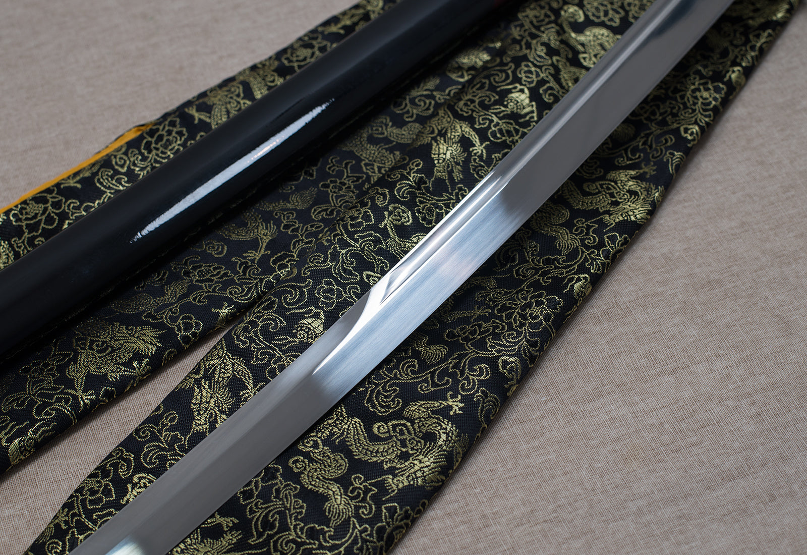 TsiaoChih Unokubi-Zukuri Katana | Hand-Forged Japanese Sword, Collector-Grade (EU Stock) - Hamon (Temper Line)
