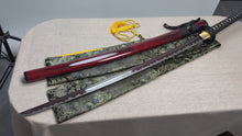 Ladda och spela upp video i Gallerivisaren, Tsiao Chih Real Katana 40" Handgjord Samurajsvärd | Rött Damaskusstål Fulltang Stridsfärdig Katana med Hamon, Orm Mässings-Tsuba (Tysklandslager)

