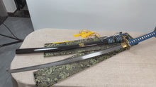 Ladda och spela upp video i Gallerivisaren, Tsiao Chih Köp Äkta Katana Europa | Handgjort Damaskusstål Samurai Svärd - Orm Mässing Tsuba, Full Tang Stridsredo Äkta Svärd (Tysklandslager)
