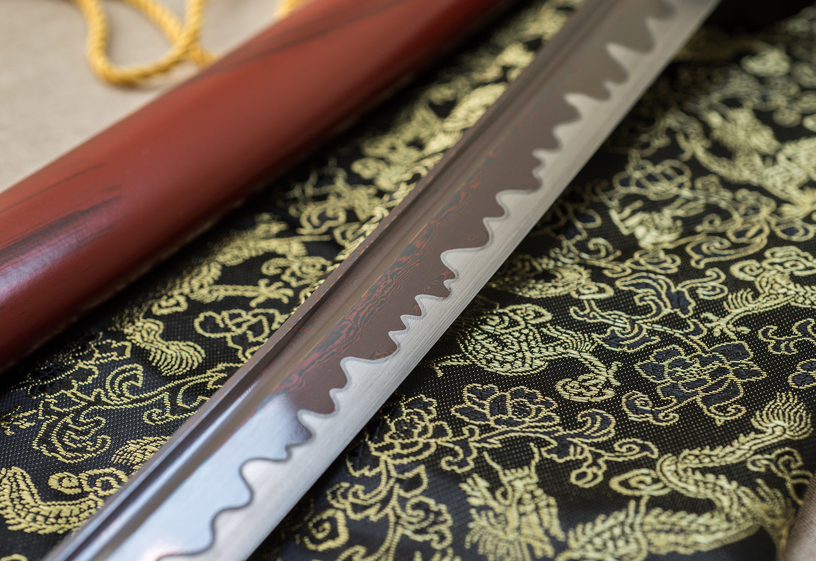TsiaoChih 40" Red Damascus Katana | Hamon Clay-Tempered, Snake Brass Tsuba, Full Tang (EU Stock) - Hamon (Temper Line)